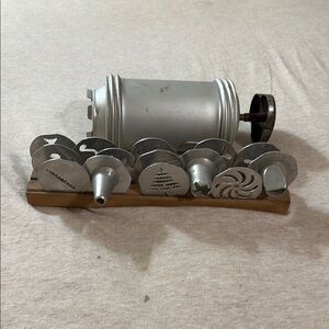Vintage Mirro Alumni Cookie Press with Assorted Discs